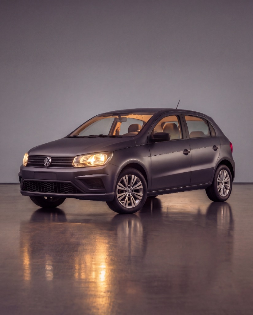 Volkswagen Gol 2022 gris oscuro disponible para alquiler en Paraguay — Nova Rentals